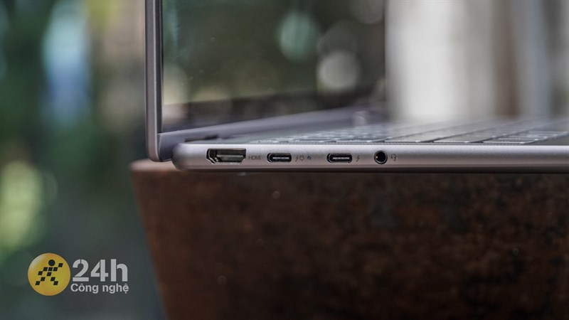 Cạnh trái của Lenovo 7 14IRL8 với cổng HDMI, hai cổng USB-C hỗ trợ Thunderbolt 4 và cổng sạc