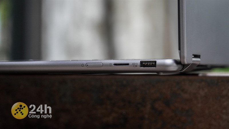 Cạnh phải của Lenovo Yoga 7 14IRL8 với khe đọc thẻ nhớ MicroSD, cổng USB-A 3.2 và nút nguồn