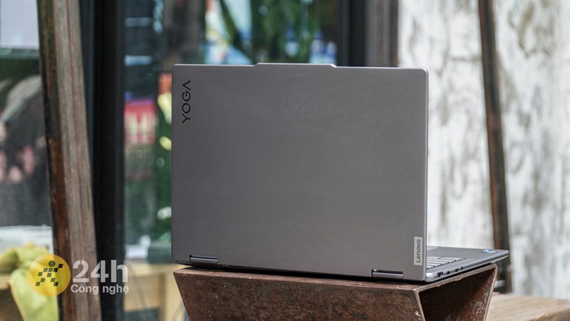 Khu vực mặt A của Lenovo Yoga 7 14IRL8 được thiết kế theo dạng nhám với các cạnh bo cong nhẹ