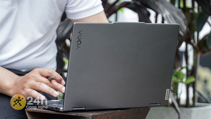 Lenovo Yoga 7 14IRL8 có ngoại hình gọn nhẹ, đơn giản