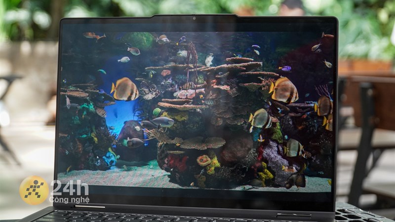 Màn hình của Lenovo Yoga 7 14IRL8 sử dụng tấm nền OLED cho khả năng tái tạo màu sống động