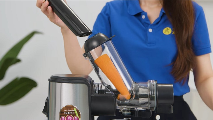 Máy dễ dàng ép được rau quả miếng lớn hoặc nguyên trái 