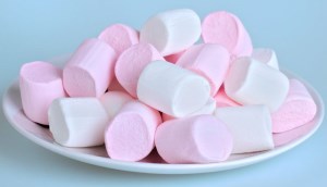 Nguy hiểm tiềm ẩn khi cho trẻ ăn kẹo xốp Marshmallow