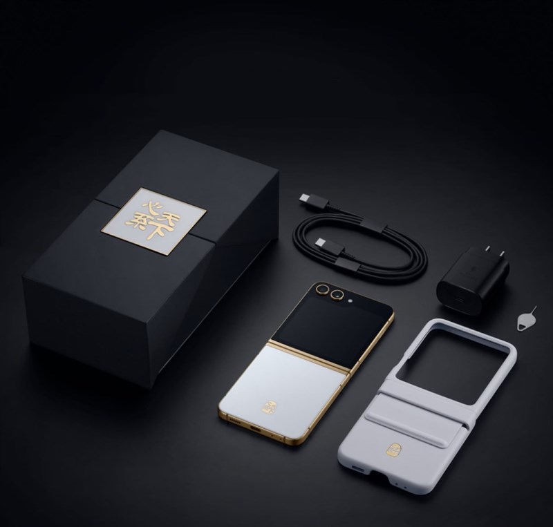 Người dùng sẽ nhận được đầy đủ phụ kiện khi sở hữu Samsung W24 Flip
