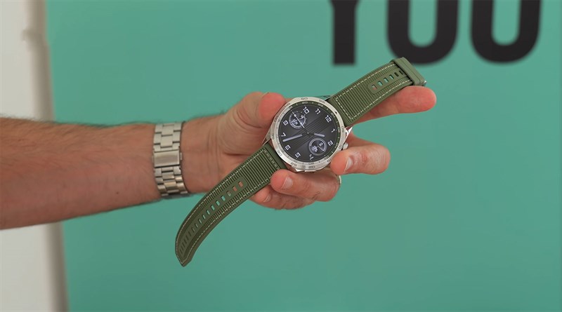 Huawei Watch GT 4 bản 46 mm được thiết kế theo hình bát giác thay vì tròn như thế hệ trước