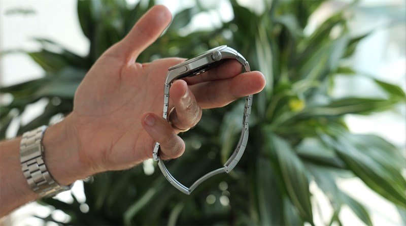 Cạnh phải của Huawei Watch GT 4 bản 46 mm chứa 2 nút bấm, trong đó có 1 nút xoay được