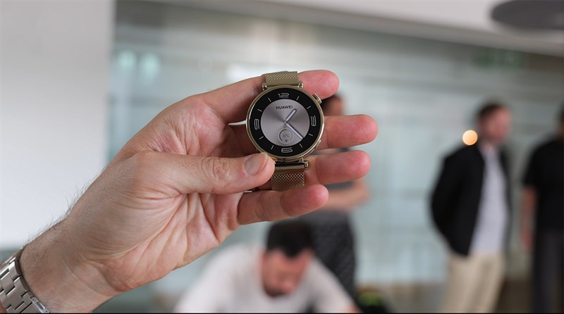 Huawei Watch GT 4 phiên bản 41 mm được thiết kế nhỏ, gọn hơn nên rất phù hợp với phải nữ