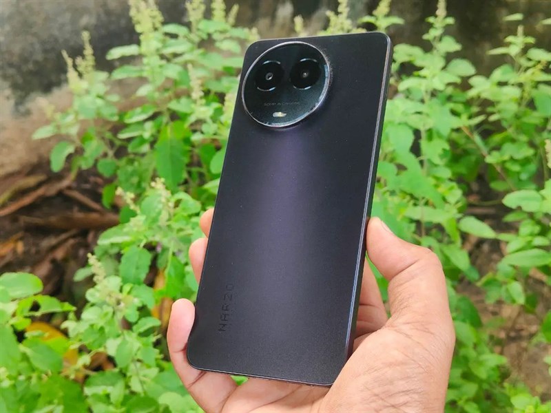 Mặt lưng của realme Narzo 70x có thể được làm dạng kính nhám và có nhiều máu ức bắt mắt