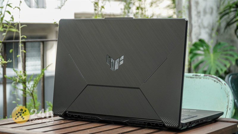 Trước khi sử dụng ASUS TUF Gaming F17 FX706HF, mình đã khá lo lắng vì kích thước màn hình 17 inch của máy.