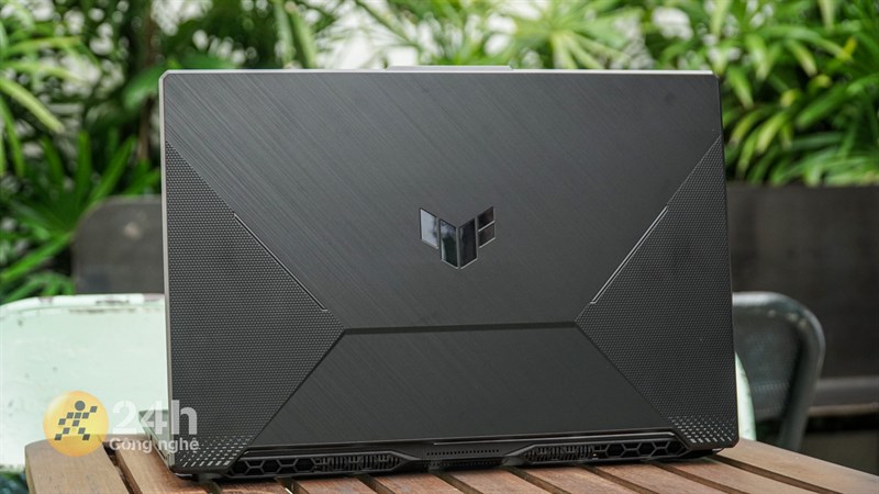 Mặt trước của ASUS TUF Gaming F17 FX706HF được nhà sản xuất thiết kế rất đẹp mắt với các đường nét hiện đại và sang trọng.