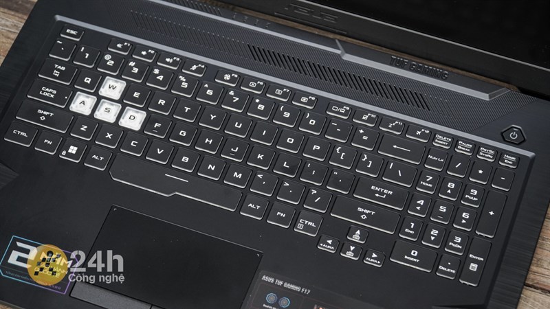 ASUS TUF Gaming F17 FX706HF được trang bị hệ thống bàn phím fullsize có cả cụm phím số