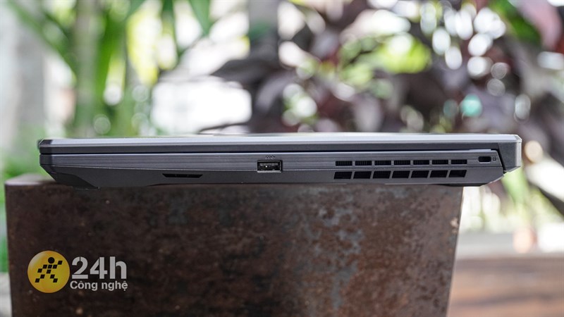 Cạnh phải của ASUS TUF Gaming F17 FX706HF.