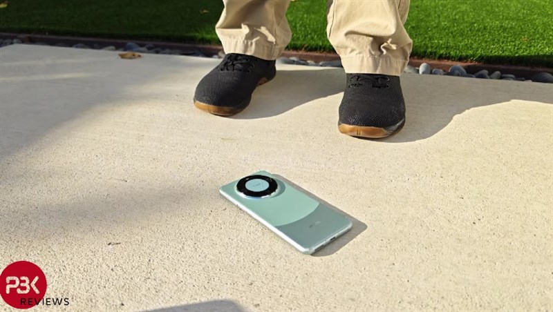 Huawei Mate 60 Pro vẫn gần như nguyên vẹn sau bài kiểm tra thả rơi Huawei Mate 60 Pro vẫn gần như nguyên vẹn sau bài kiểm tra thả rơi