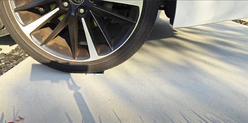 Huawei Mate 60 Pro vẫn sống sót sau khi bị xe hơi cán qua Huawei Mate 60 Pro vẫn sống sót sau khi bị xe hơi cán qua