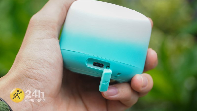 Cạnh mặt sau của loa AVA+ MiniPod Y23 chứa cổng sạc USB-C