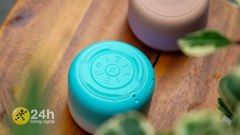 Cạnh dưới là hệ thống nút bấm và được làm từ nhựa nhằm giúp sản phẩm đứng vững trên mặt bàn