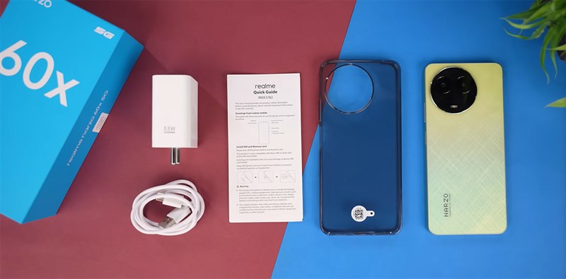 Bên trong hộp đựng realme Narzo 60x 5G chứa đầy đủ những món phụ kiện cần thiết Bên trong hộp đựng realme Narzo 60x 5G chứa đầy đủ những món phụ kiện cần thiết