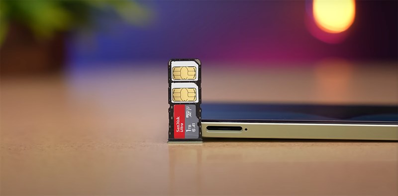 Cạnh trái của realme Narzo 60x 5G chứa khe cắm SIM Cạnh trái của realme Narzo 60x 5G chứa khe cắm SIM