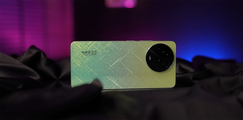 Mặt lưng realme Narzo 60x 5G được làm dạng nhám và có thêm những đường họa tiết trang trí bắt mắt Mặt lưng realme Narzo 60x 5G được làm dạng nhám và có thêm những đường họa tiết trang trí bắt mắt