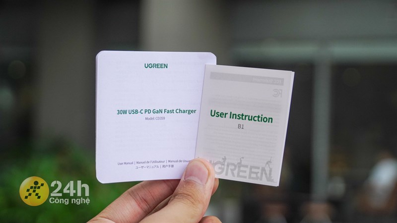 Phụ kiện đi kèm Ugreen Nexode RG 30 W là giấy hướng dẫn sử dụng