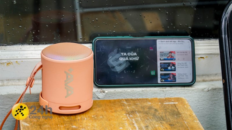 AVA+ Free Go F13 cũng hỗ trợ khả năng kết nối 2 loa cùng lúc, có mic đàm thoại và có thể nghe được cả FM radio.