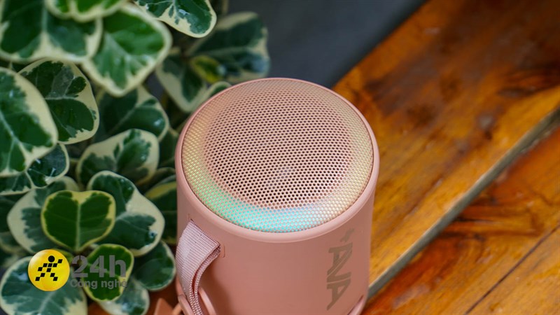 Ở mặt trên của AVA+ Free Go F13 là màng loa có tích hợp hệ thống đèn LED ẩn bên trong.