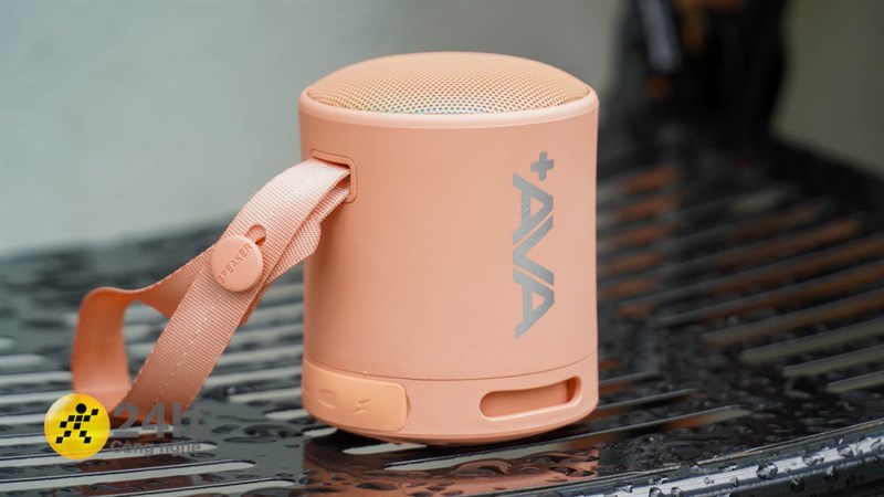 Mặt trước của loa là logo AVA+ có kích thước lớn và được in rất nổi bật.