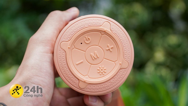 Ở mặt dưới của AVA+ Free Go F13 là khu vực điều khiển với cụm 5 nút bấm được xếp gọn gàng theo thiết kế loa.