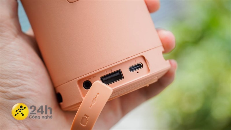 Ở phía dưới của AVA+ Free Go F13 sẽ là nơi đặt các cổng kết nối của sản phẩm.