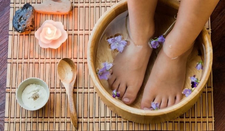 Người bệnh suy giãn tĩnh mạch có ngâm chân được không?