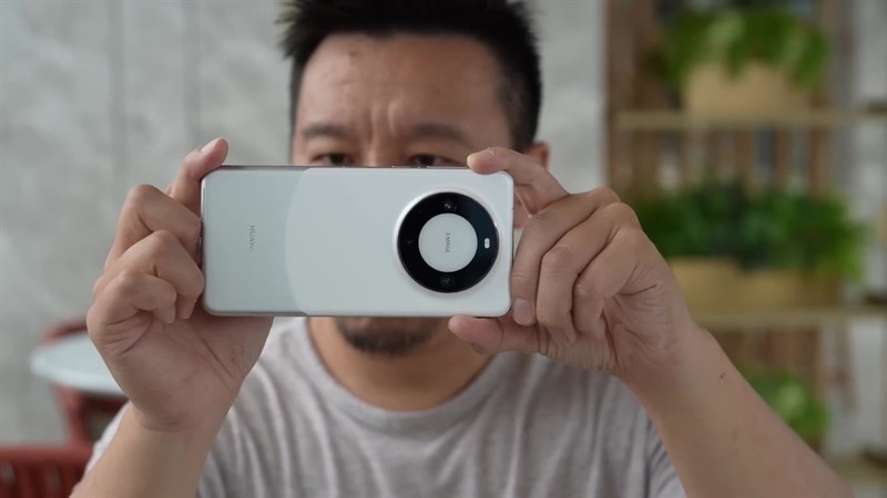 Huawei Mate 70 Pro được bổ sung thêm ống kính và tăng độ phân giải của camera chính so với phiên bản tiền nhiệm.