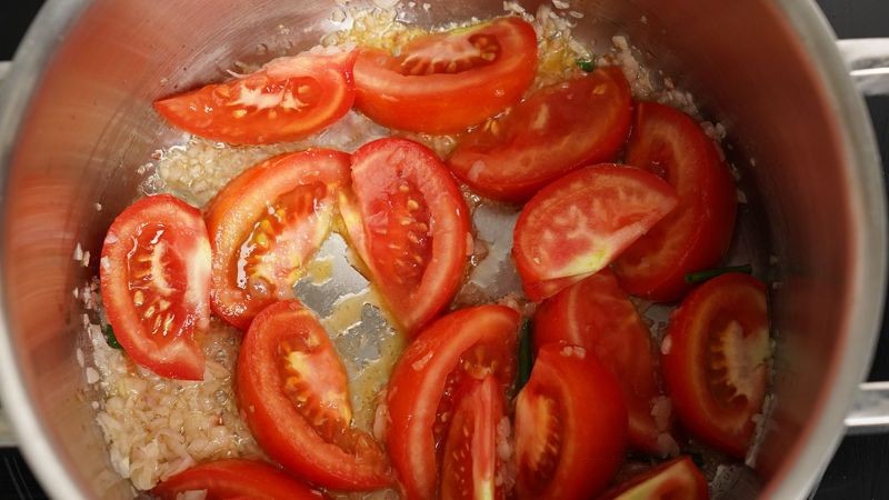Thêm cà chua vào nồi súp từ ban đầu
