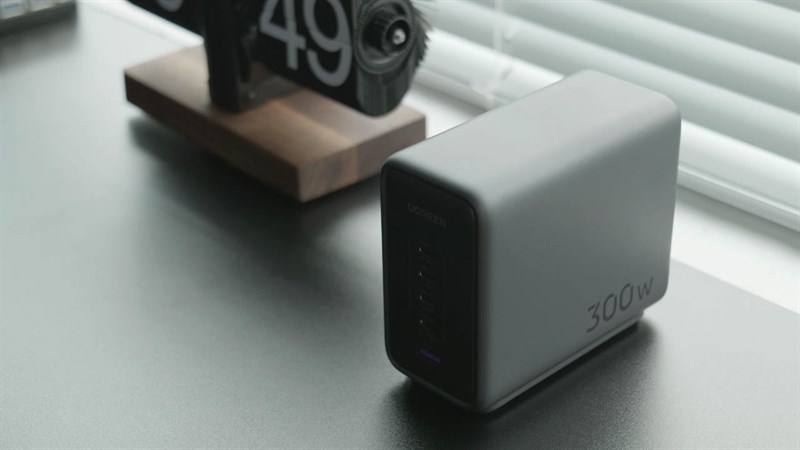 Trên tay Ugreen Nexode 300 W