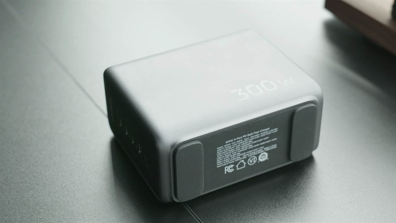 Trên tay Ugreen Nexode 300 W