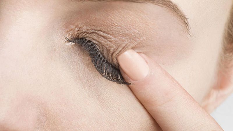 Tác hại khi vùng da quanh mắt bị khô, bong tróc khi thời tiết hanh khô