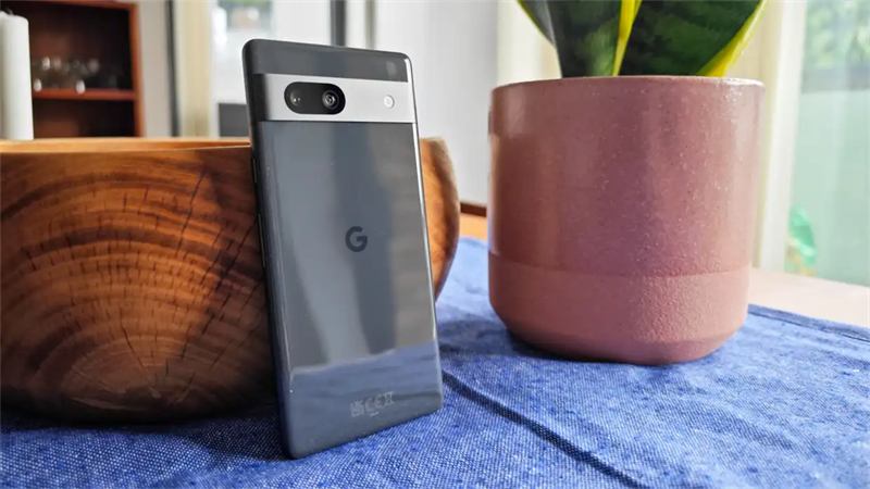 Pixel 8a bất ngờ lộ ảnh trên tay với thiết kế bo tròn các góc