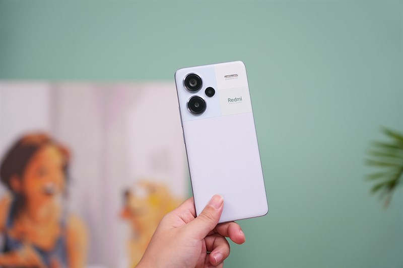 Redmi Note 13 Pro+ được thiết kế vuông nhưng mềm mại, cong hơn so với thế hệ trước