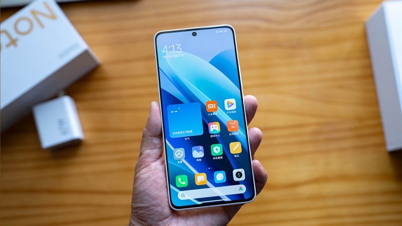 Redmi Note 13 Pro được trang bị màn hình đục lỗ với các thông số hiển thị ấn tượng