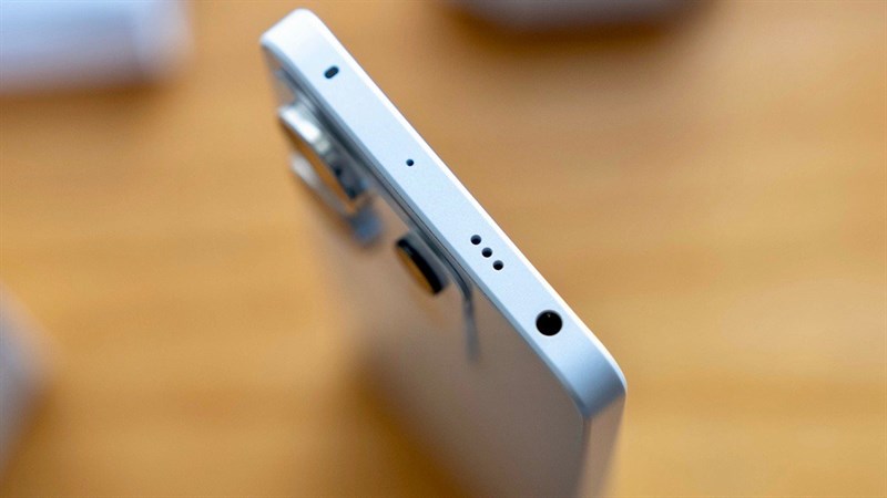 Cạnh trên của Redmi Note 13 Pro với buồng loa và jack tai nghe 3.5 mm