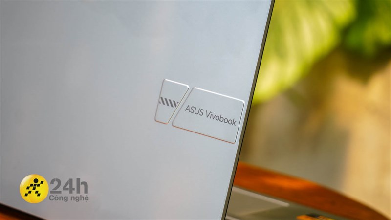 Tổng thể thiết kế của ASUS Vivobook 16 X1605VA vẫn có điểm nhấn với logo ASUS Vivobook quen thuộc