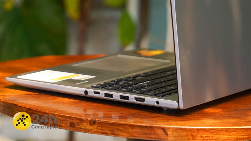 Cạnh trái của ASUS Vivobook 16 X1605VA