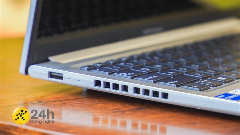 Cạnh phải của ASUS Vivobook 16 X1605VA