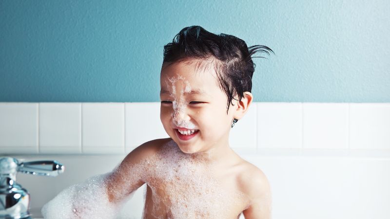 Take parents as an example to guide children to bathe themselves