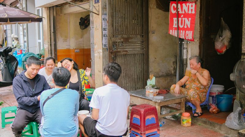 Thưởng thức canh bún cua cổ truyền tại phố Hoè Nhai
