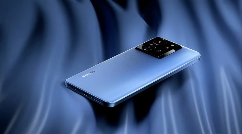 Trong khi hai bản màu Xanh lá, Đen được làm từ mặt lưng nhựa thì bản màu Xanh dương được làm từ da Trong khi hai bản màu Xanh lá, Đen được làm từ mặt lưng nhựa thì bản màu Xanh dương được làm từ da