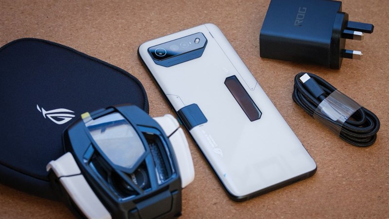 ROG Phone 8 Ultimate là sản phẩm cao cấp với cấu hình đầu bảng ROG Phone 8 Ultimate là sản phẩm cao cấp với cấu hình đầu bảng (Ảnh: Android Authority)