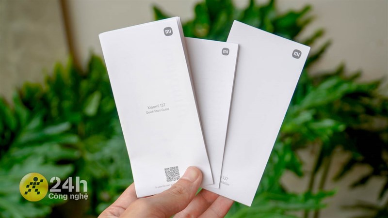 Mở ra bên trong hộp, chúng ta sẽ thấy que chọc SIM, sách hướng dẫn sử dụng