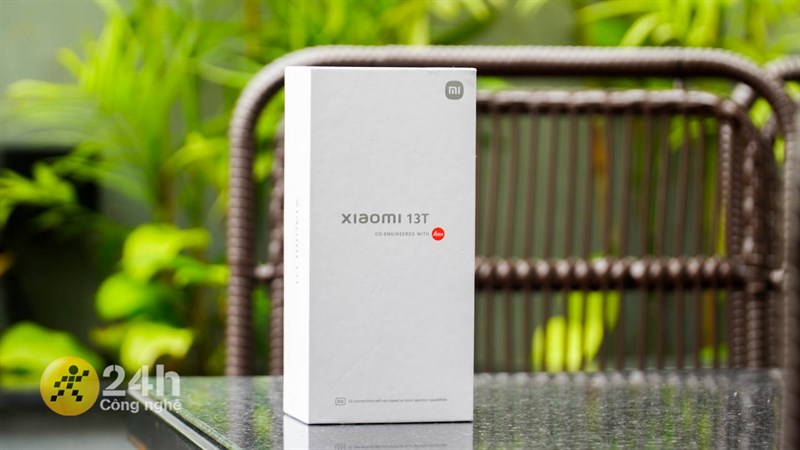 Hộp đựng của Xiaomi 13T có tông màu trắng chủ đạo
