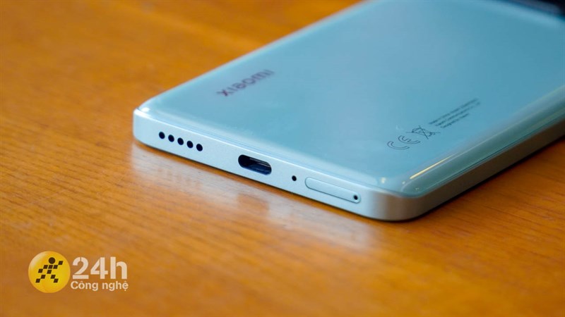 Cạnh dưới của Xiaomi 13T có cổng sạc, loa ngoài, mic thoại và khay SIM
