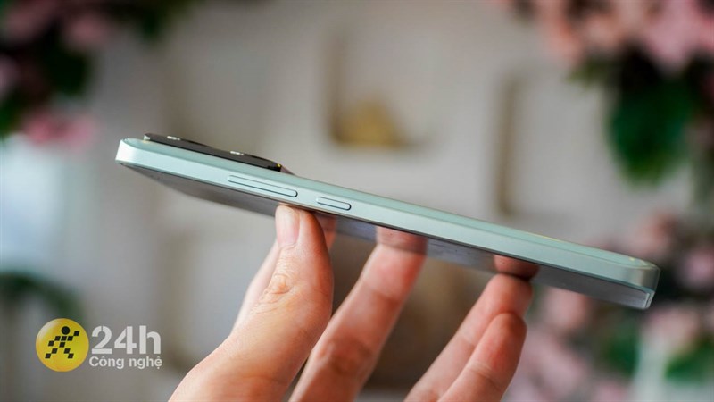 Cạnh phải của Xiaomi 13T có nút nguồn, nút tăng/giảm âm lượng.